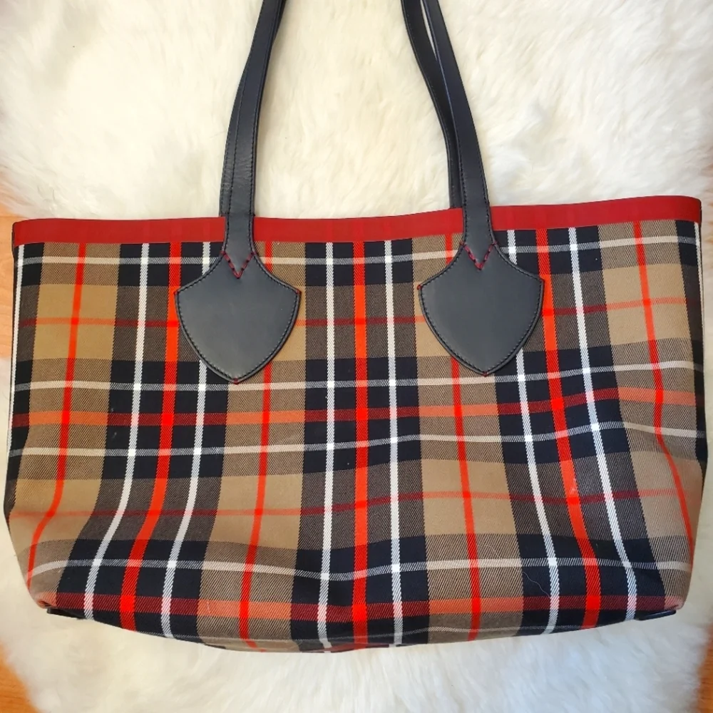 BURBERRY oversized reversible tote - Picture 9 of 11